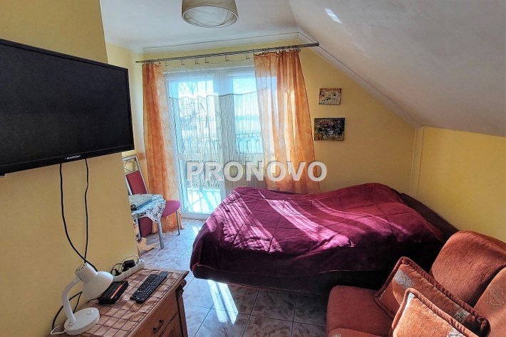 pokój a balkonem